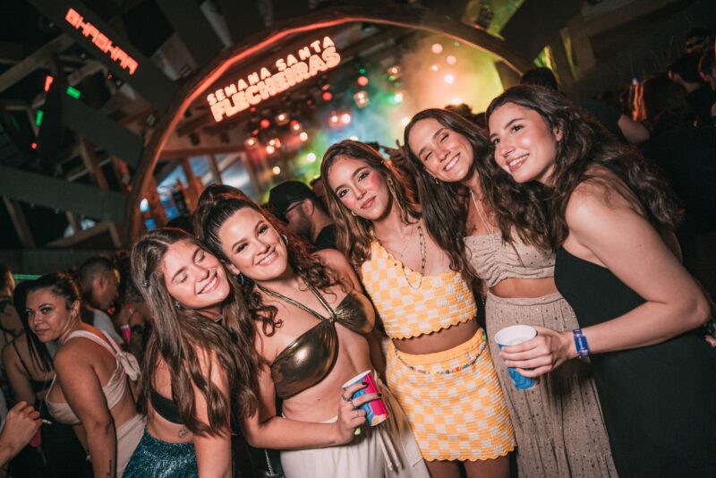 Pé na areia - Santa Flecheiras atrai uma turma de festeiros ao litoral cearense na Semana Santa