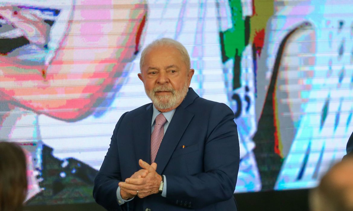 Lula diz que não vai privatizar empresas públicas e quer atrair investimentos em novos negócios no Brasil Lula diz que não vai privatizar empresas públicas e quer atrair investimentos em novos negócios no Brasil