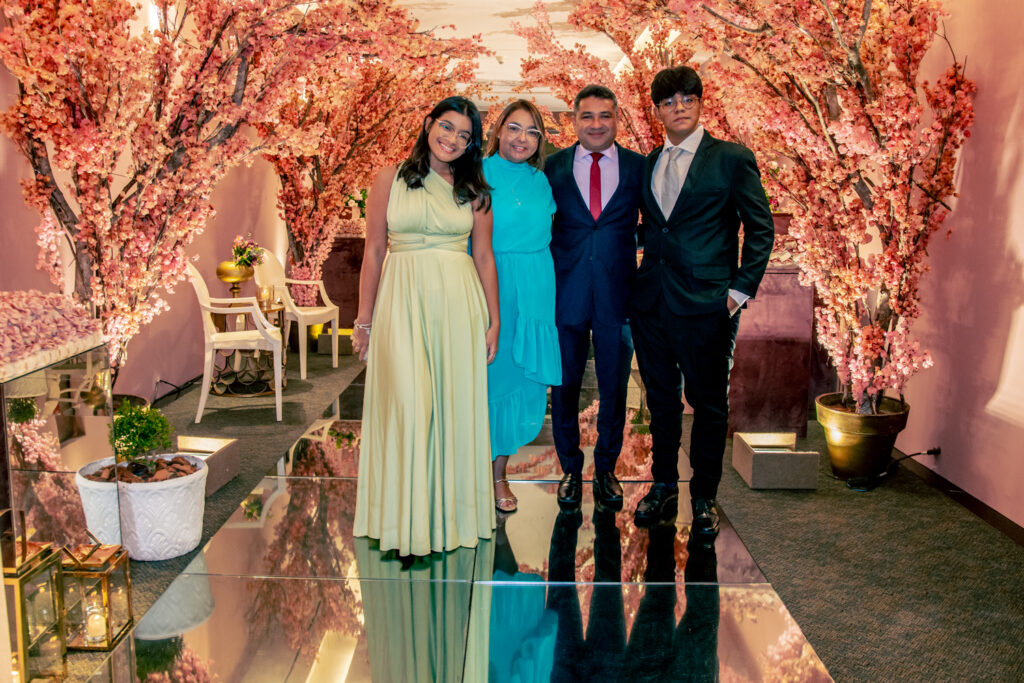 
				Amanda Castro, Jaqueline, Armando Almeida e Armando Castro 
				