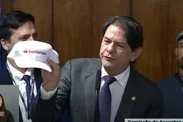 Cid Gomes entrega boné do Santander a Campos Neto e pede que presidente deixe o Banco Central