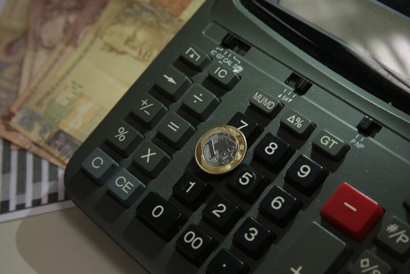 Sob efeito do juro alto, economia recua 0,3% em outubro