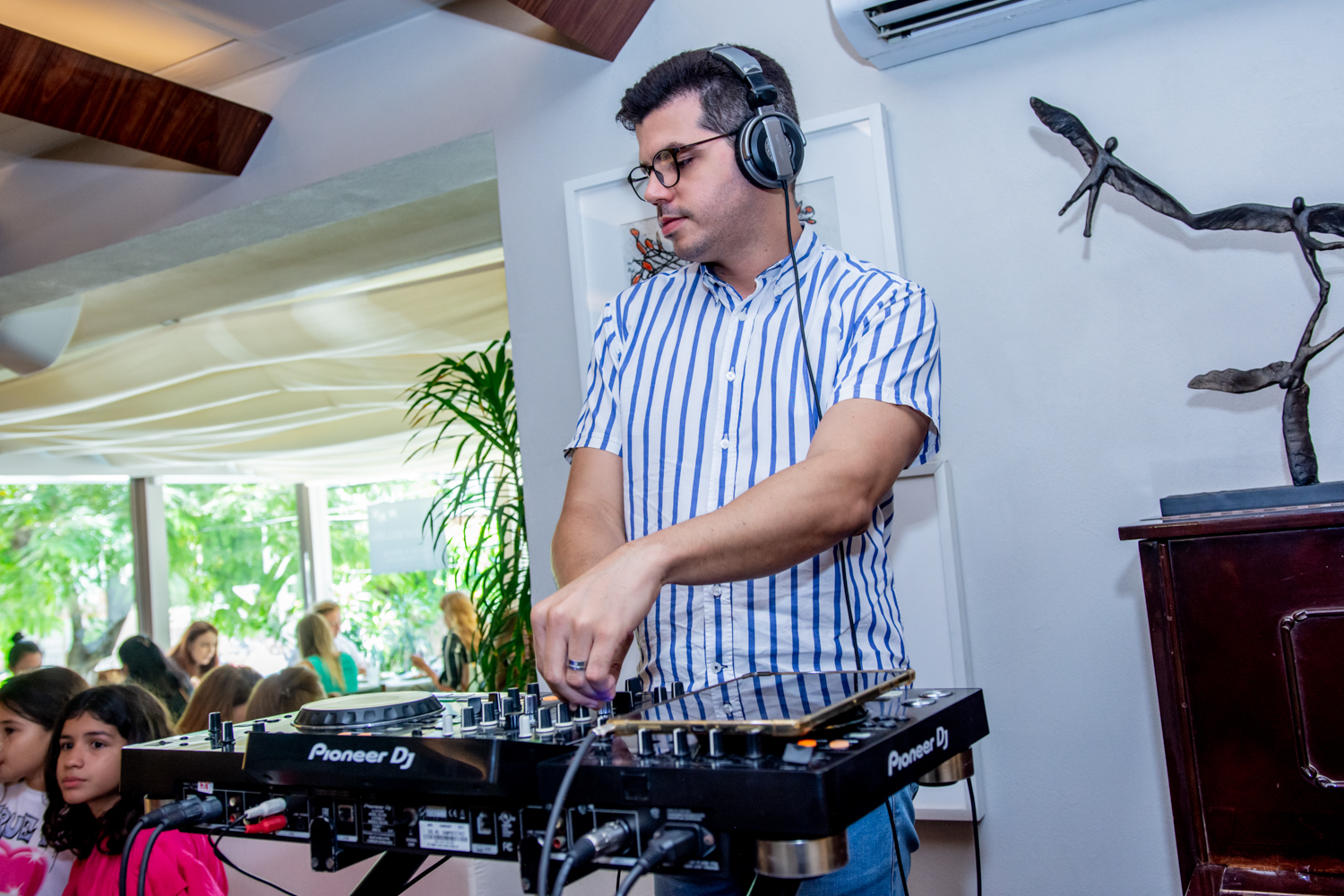 DJ Luciano Freitas comanda a animação do Iate Clube nesta sexta-feira (05)