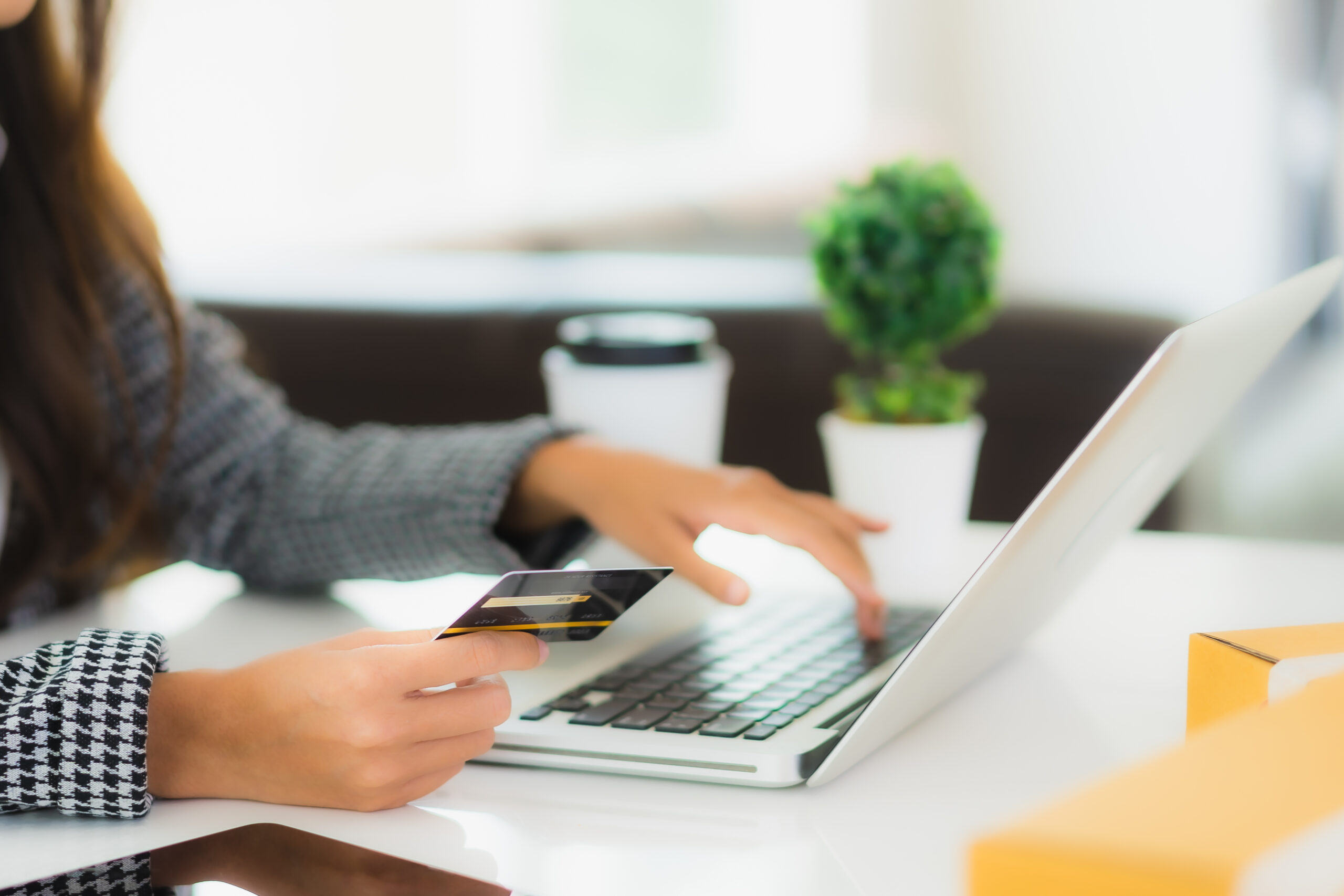 Metade dos brasileiros desiste de compras online por falta de confiança na segurança Metade dos brasileiros desiste de compras online por falta de confiança na segurança