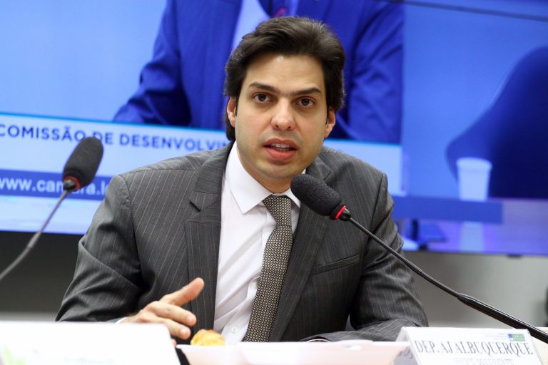 Após ter contraído Covid-19, AJ Albuquerque não viaja à China com comitiva de Lula