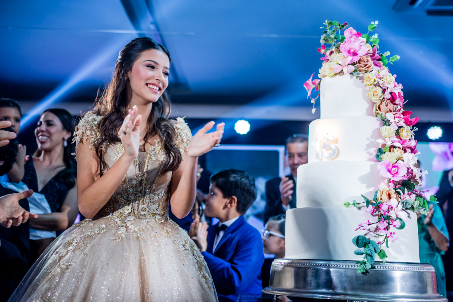 Luxo, requinte e glamour deram o tom da belíssima festa de 15 anos de Júlia Romcy