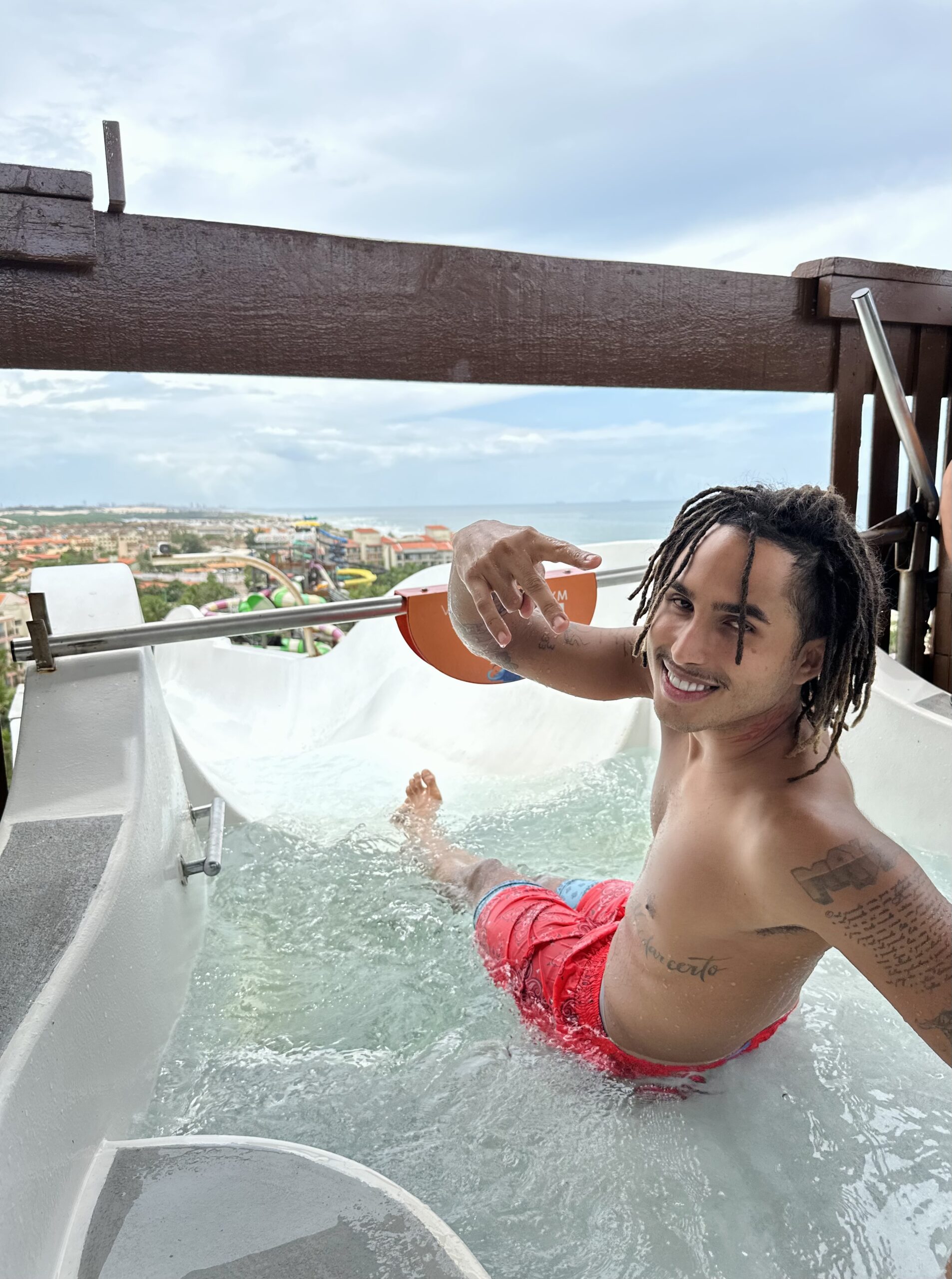 Matuê aproveita dia de diversão no Beach Park