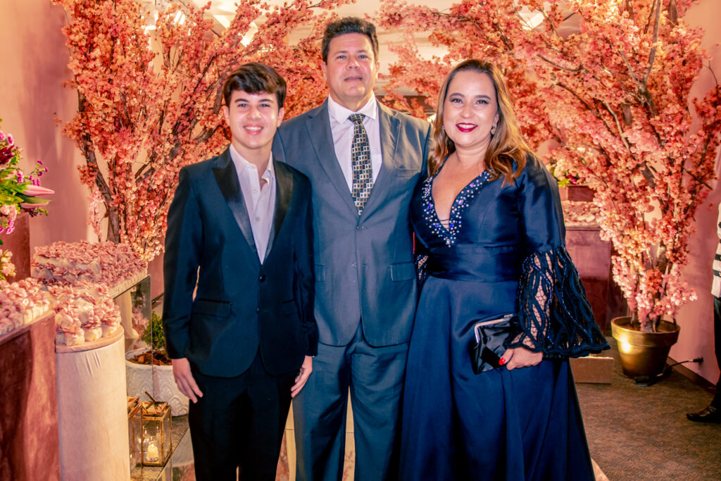
				Nicolas, Cláudio e Camila Frota 
				