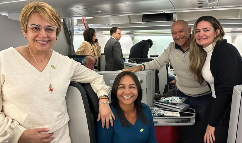 Augusta Brito publica imagem ao lado de senadores durante voo de Lula à China