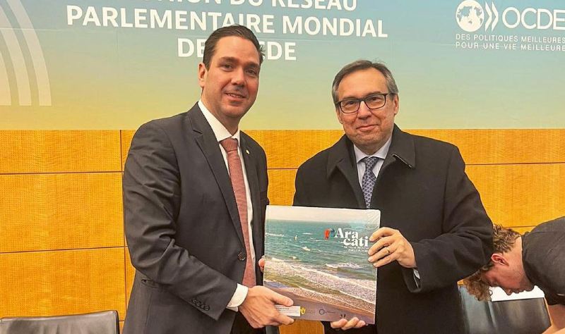 Eduardo Bismarck presenteia embaixador do Brasil na OCDE com exemplar do livro sobre Aracati