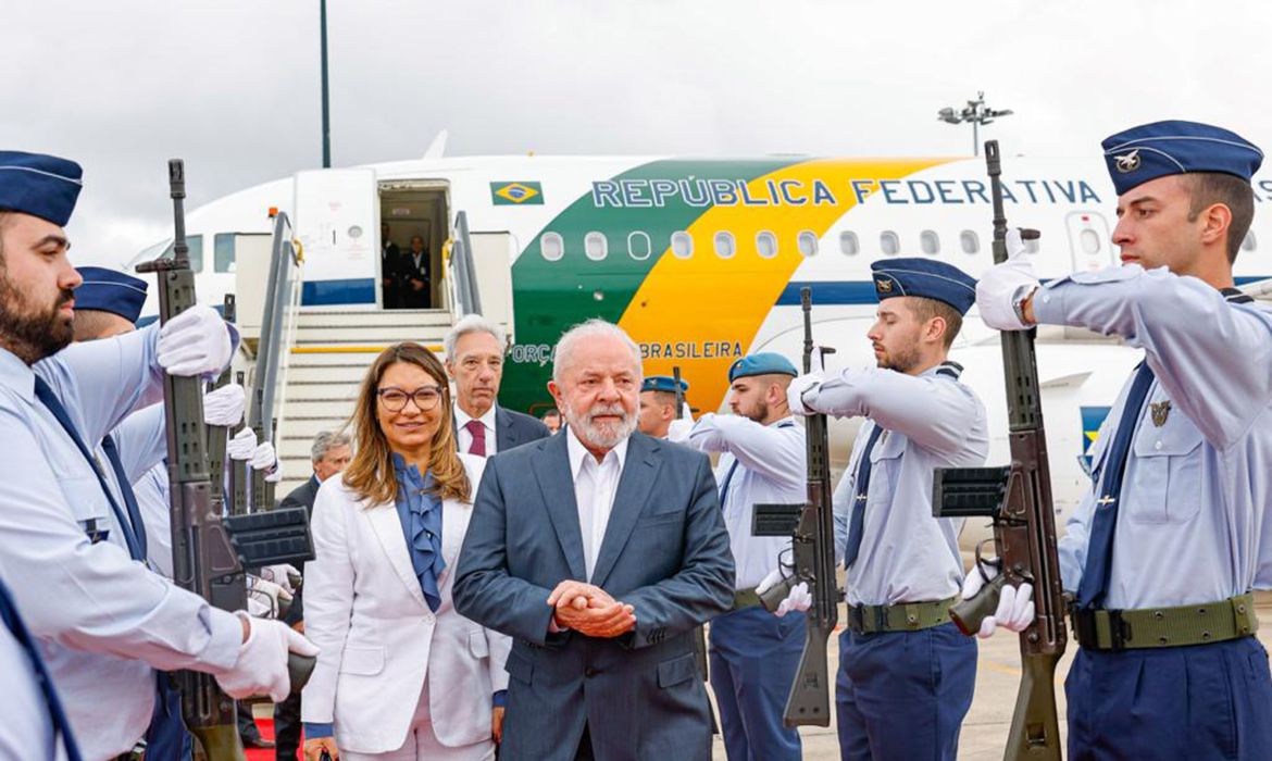 Lula desembarca em Portugal e faz primeira visita oficial à Europa no seu terceiro mandato