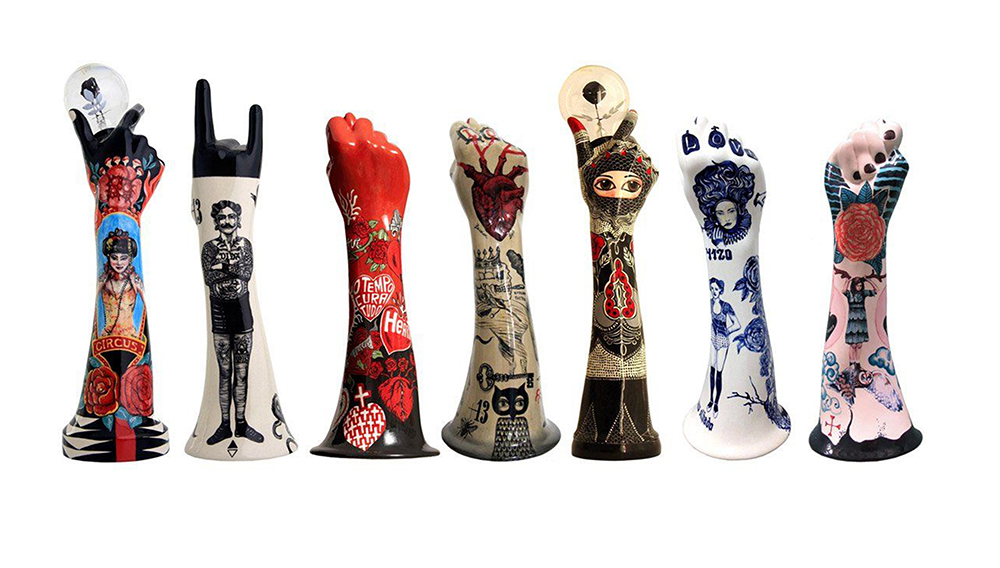 A artista Plástica e designer Evelyn Tannus tornou-se uma especialista em tatuagem em peças de porcelana, que vão de mãos a animais. A artista Plástica e designer Evelyn Tannus tornou-se uma especialista em tatuagem em peças de porcelana, que vão de mãos a animais.