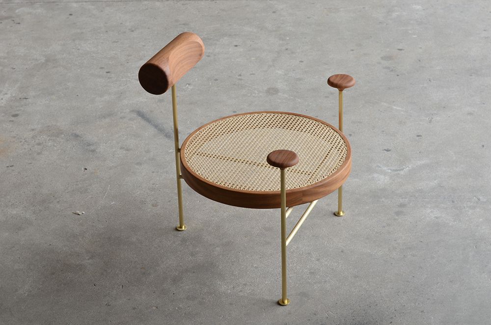 A Poltrona Torno do designer Gustavo Bittencourt, traz no seu DNA a brasilidade nos seus materiais como madeira e palinha A Poltrona Torno do designer Gustavo Bittencourt, traz no seu DNA a brasilidade nos seus materiais como madeira e palinha