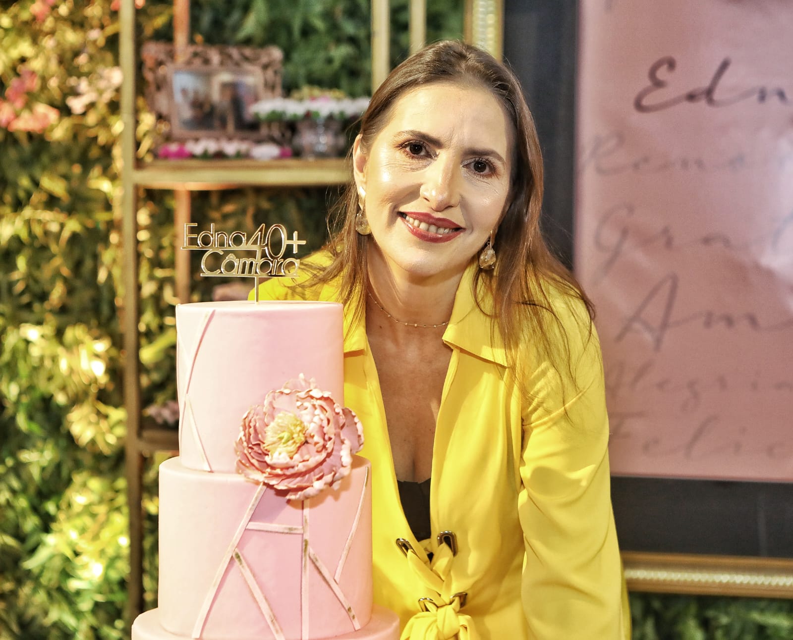 Edna Câmara ganha uma animada festa surpresa no Ideal Clube Edna Câmara ganha uma animada festa surpresa no Ideal Clube