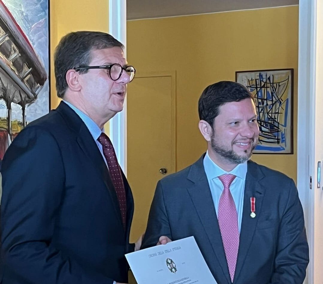 Secretário chefe da Casa Civil do Rio de Janeiro, Nicola Miccione, recebe importante Comenda da Embaixada Italiana em Brasília