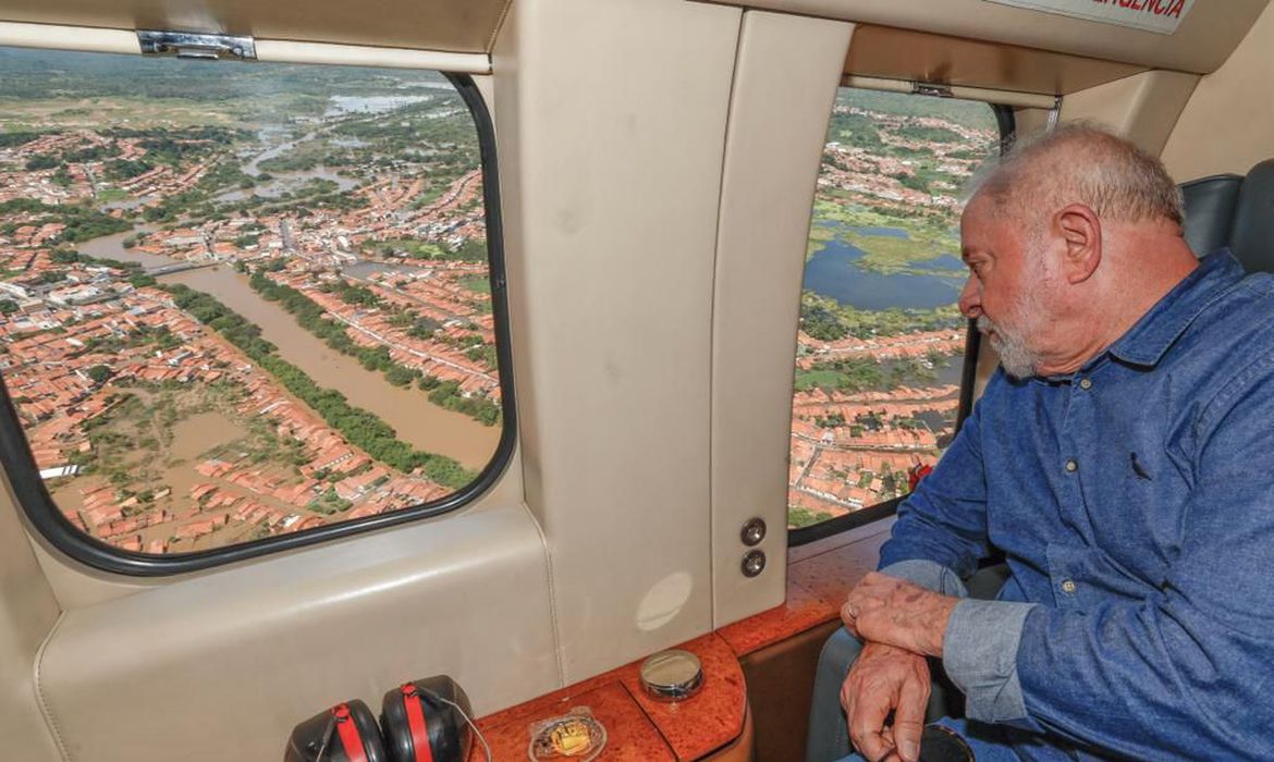 Lula sobrevoa áreas atingidas pelas fortes chuvas no Maranhão