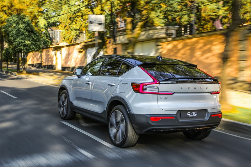 Com autonomia bem mais abrangente, Volvo lança novos XC40 e C40