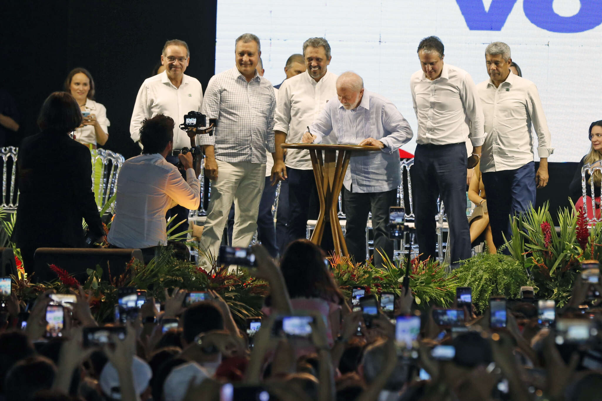 No Crato e ao lado de Elmano e Camilo, Lula lança Pacto Nacional pela Retomada de Obras da Educação Básica