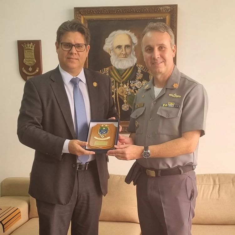 Capitão dos portos do Ceará convida o desembargador do TRF-5, Leonardo Henrique Carvalho, para um almoço institucional