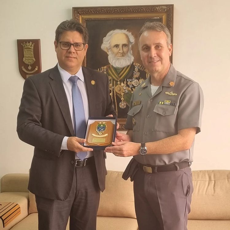 Capitão dos portos do Ceará convida o desembargador do TRF-5, Leonardo Henrique Carvalho, para um almoço institucional Capitão dos portos do Ceará convida o desembargador do TRF-5, Leonardo Henrique Carvalho, para um almoço institucional