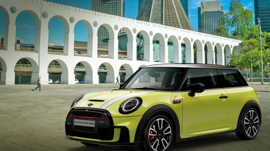 Mini John Cooper Works ganha versão limitada e vem ao Brasil