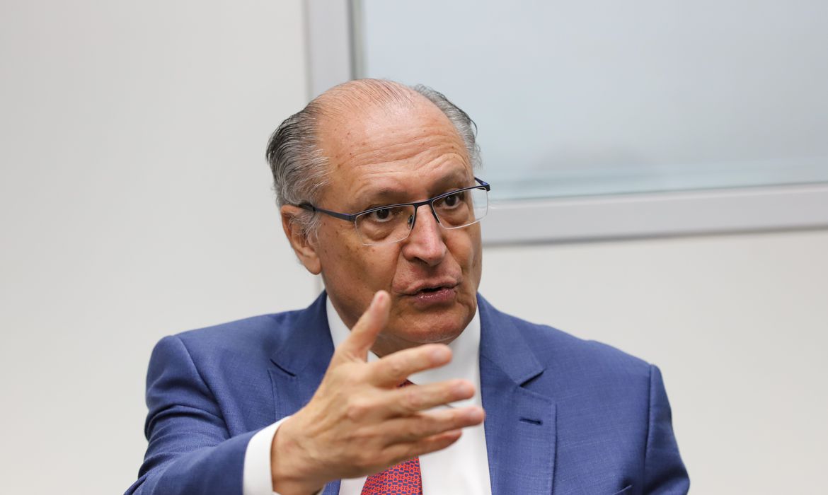Brasil ficou caro antes de ficar rico, diz Alckmin