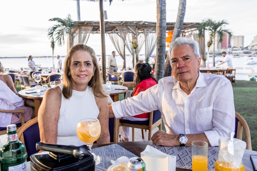 
				Ana Maria e Danilo Farias
				