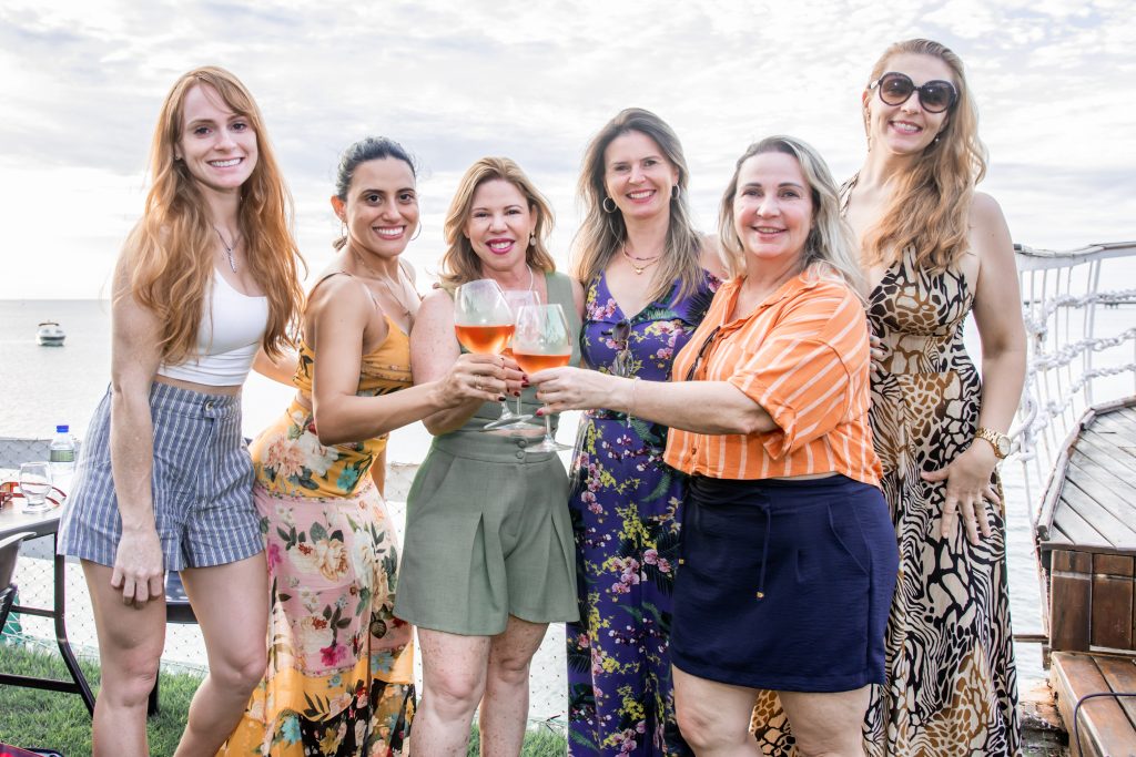 
				Carla Francês, Mariana Marques, Patrícia Patrício, Dayane Marianof, Denise Pimentel e Tatiane Piecha 
				