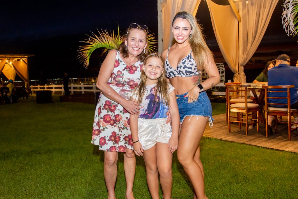 
				Célia, Sophia e Giovanna Montezuma
				
