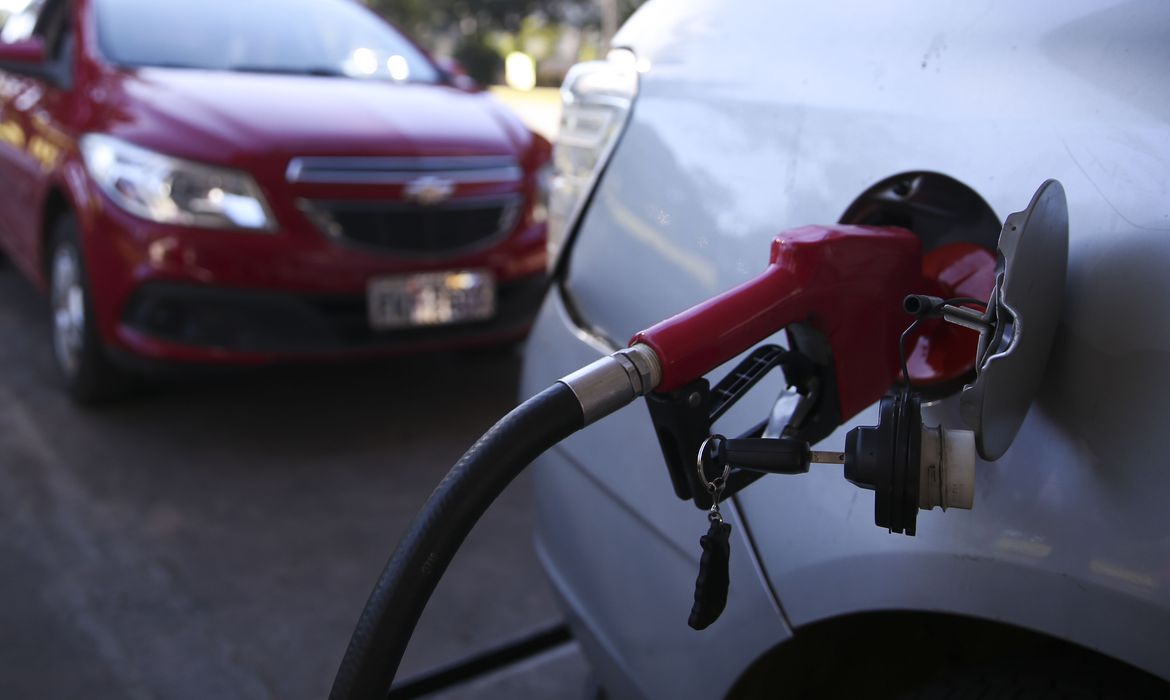 Gasolina comum fica 4,93% mais barata no Ceará