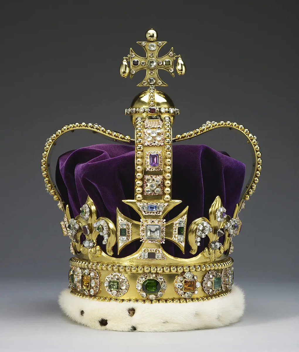 A coroa de Santo Eduardo, a peça central das joias da coroa britânica, foi usada pelo Rei Charles III na sua coroação