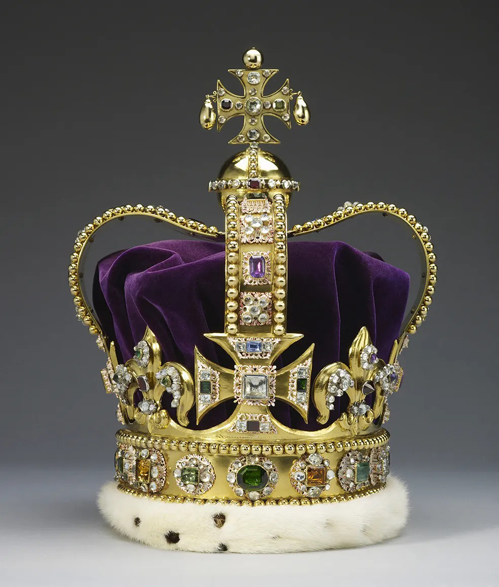 A coroa de Santo Eduardo, a peça central das joias da coroa britânica, foi usada pelo Rei Charles III na sua coroação