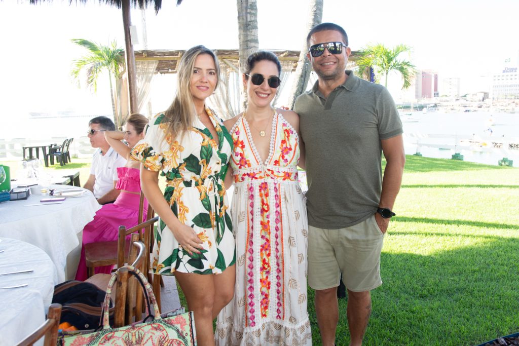 
				Débora Queiroz, Silvinha de Castro e Ideval Júnior
				