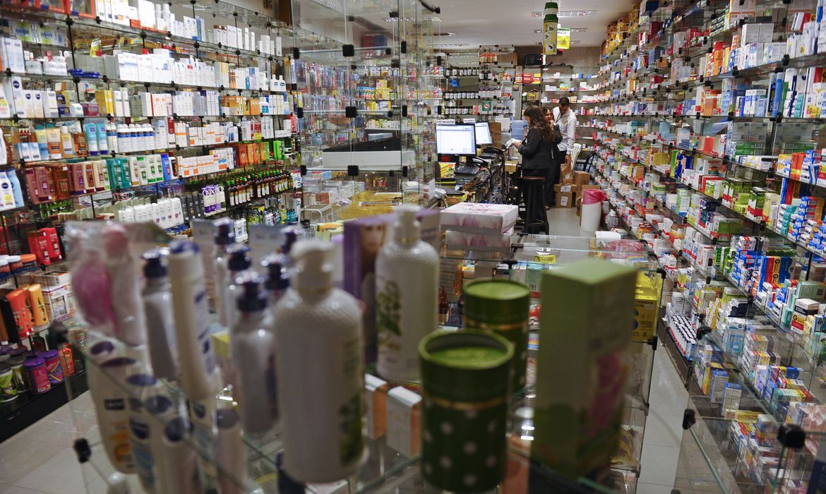 IBGE: Inflação em abril é de 0,61%, influenciada pela alta de remédios