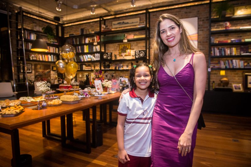 Happy Birthday - Manoela Crisóstomo ganha carinhosa surpresa de aniversário