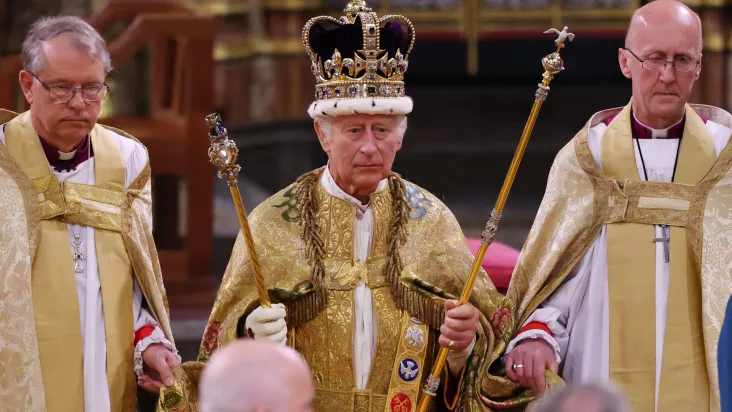 Rei Charles III é coroado em cerimônia na Abadia de Westminster