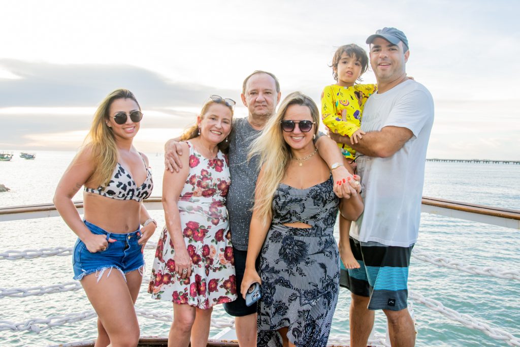 
				Giovanna, Célia, Giovani, Katiuscy, Enzo e Léo Montezuma
				