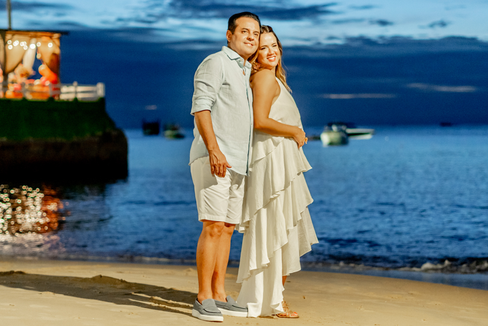 Camila Lima comemora seus 40 anos com uma animada festa na prainha do Iate Clube