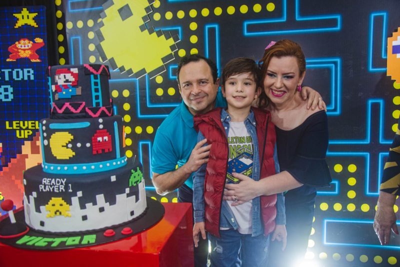 Rá-tim-bum - Aline e Igor Queiroz Barroso comemoram o oitavo aniversário do herdeiro Victor