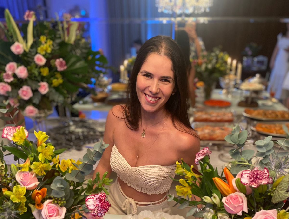 Carol Villar ganha uma carinhosa festa surpresa de suas amigas