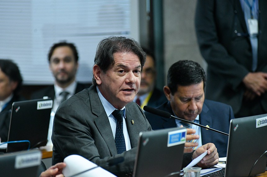 Resposta de Cid Gomes a bolsonaristas sobre MP dos Ministérios viraliza na web