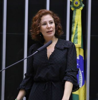 Cerco judicial a Carla Zambelli se intensifica com extradição e penhora de bens