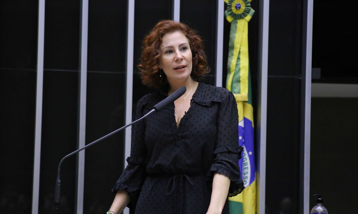 TSE multa deputada Zambelli por desinformação sobre processo eleitoral contra Lula