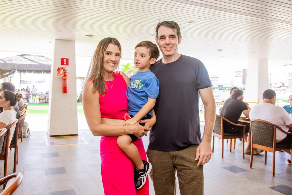 
				Lícia Cardoso, Jonathan Cardoso Pequeno e Plinio Pequeno
				