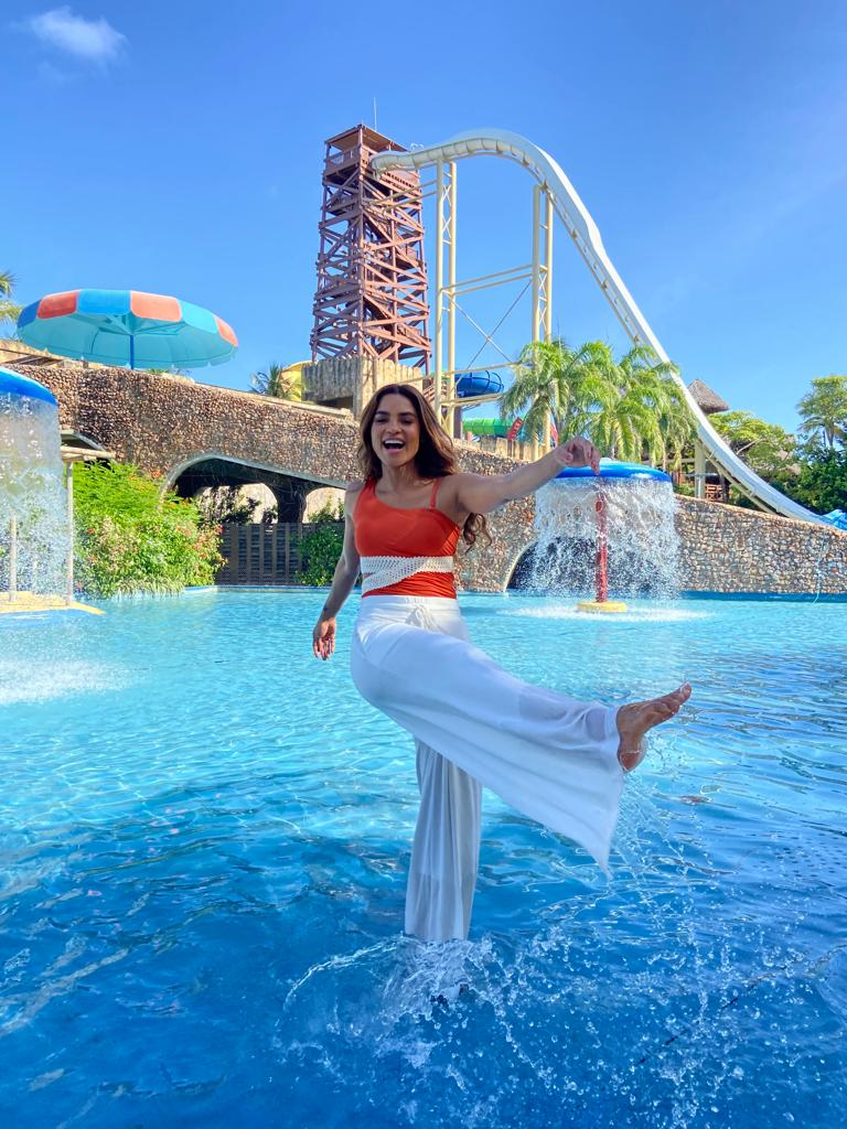 Lucy Alves une trabalho e diversão em visita ao Beach Park Lucy Alves une trabalho e diversão em visita ao Beach Park