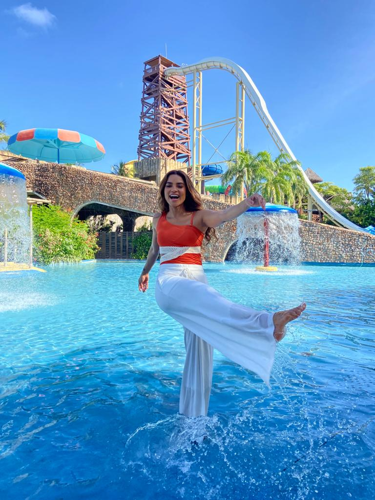 Lucy Alves une trabalho e diversão em visita ao Beach Park