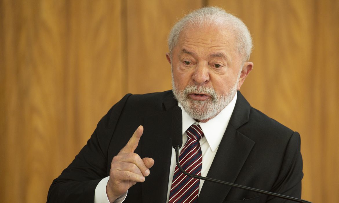 Lula diz que o Brasil vai voltar a crescer e critica juros altos