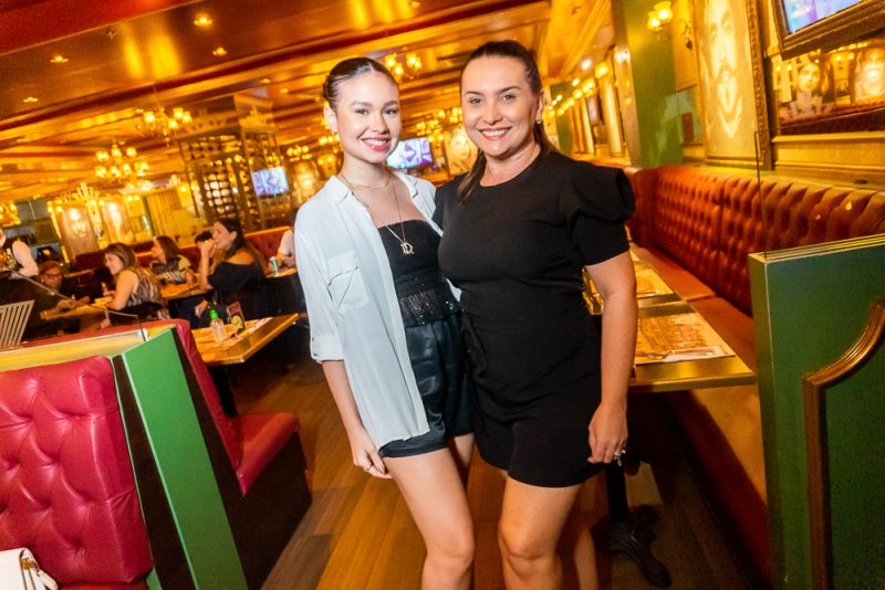 Happy Birthday - Risangela Lima ganha animada festa surpresa no Paris 6 Fortaleza