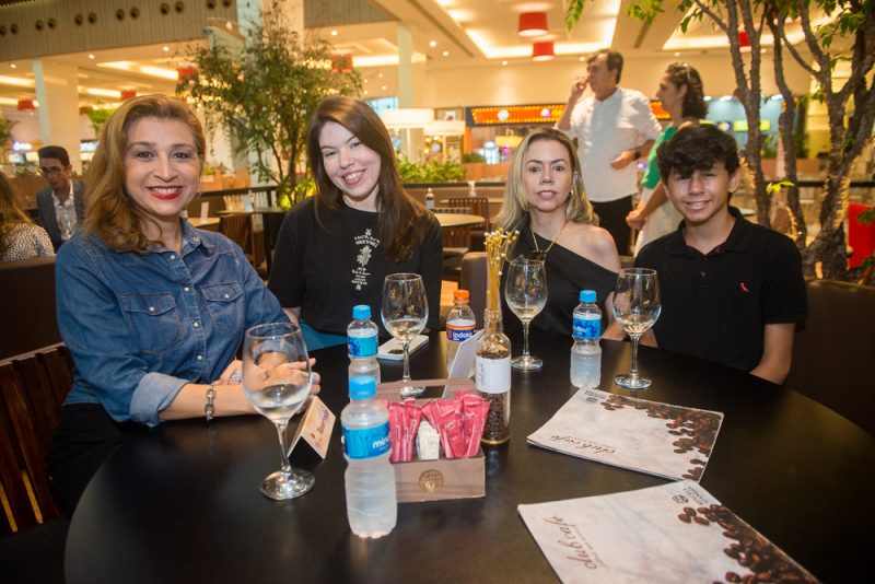 Bebida mais amada do Brasil - Cafeteria Club Café promove comemoração em alusão ao Dia do Café no RioMar Fortaleza