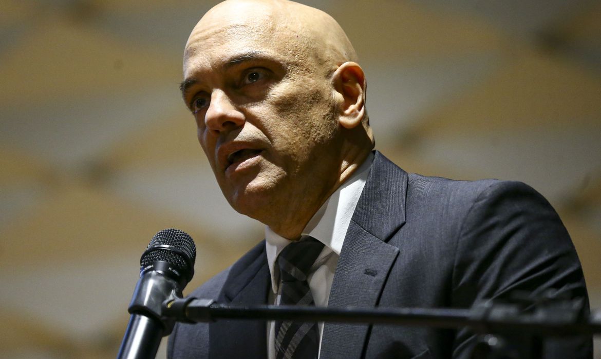 Moraes dá prazo de 5 dias para PGR opinar sobre Bolsonaro em embaixada