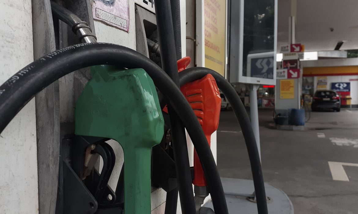 Gasolina comum fica 4,17% mais barata no Ceará